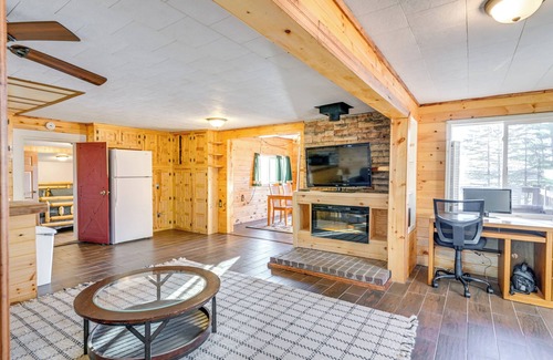 Lake Cabaña | Cottage w/ Deck & Bluff Lake Views: Walk to Beach!