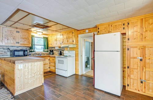 Lake Cabaña | Cottage w/ Deck & Bluff Lake Views: Walk to Beach!