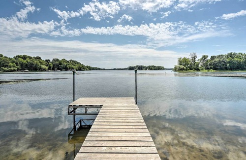 Lindstrom Cabaña | Cottage w/ Deck Situated on South Center Lake