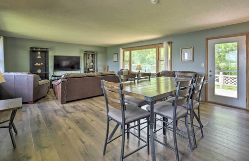 Lindstrom Cabaña | Cottage w/ Deck Situated on South Center Lake