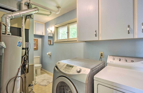 Lindstrom Cabaña | Cottage w/ Deck Situated on South Center Lake