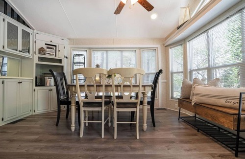 Sandwich Casa | Cottage w/ Firepit & beach access "Outdoor Dining Delight"