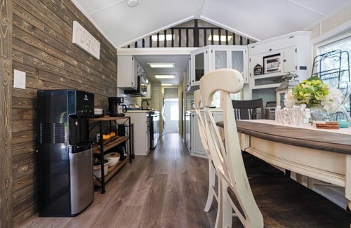 Sandwich Casa | Cottage w/ Firepit & beach access "Outdoor Dining Delight"