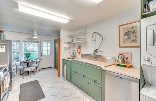 Leesburg's Old and Historic District Cabaña | Cottage w/ Furnished Patio & Garden: Dtwn Leesburg