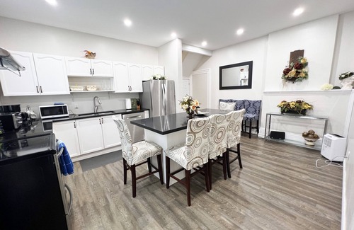 Barrie Cabaña | Cottage W LAKE VIEWS, beside waterfront trail and steps from beach