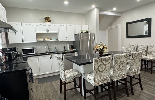 Barrie Cabaña | Cottage W LAKE VIEWS, beside waterfront trail and steps from beach