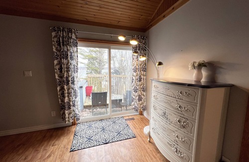 Barrie Cabaña | Cottage W LAKE VIEWS, beside waterfront trail and steps from beach
