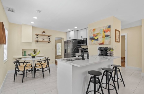 Riverside Park Casa | Cottage w Peacocks Managed by BNR Vacation Rentals
