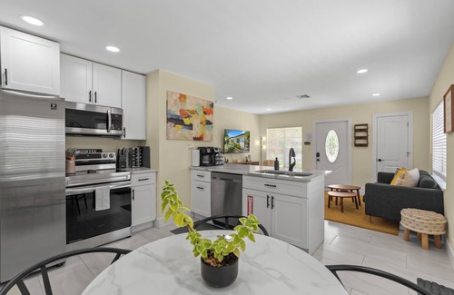 Riverside Park Casa | Cottage w Peacocks Managed by BNR Vacation Rentals