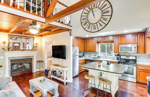 Crest Park Cabaña | Cottage w/Private Hot Tub: 2 Mi to Lake Arrowhead