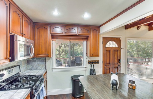 Crest Park Cabaña | Cottage w/Private Hot Tub: 2 Mi to Lake Arrowhead