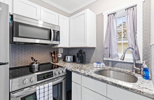 Long Beach Cabaña | Cozy Cottage Walking Distance to Beach - w/ E-Bikes Available and Coffee Station