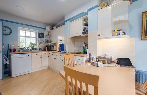 Golders Green Casa | Cottage with a Garden in Golders Green by UnderTheDoormat