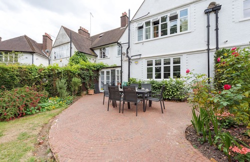 Golders Green Casa | Cottage with a Garden in Golders Green by UnderTheDoormat