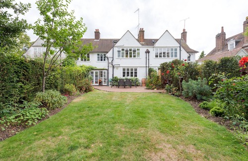 Golders Green Casa | Cottage with a Garden in Golders Green by UnderTheDoormat