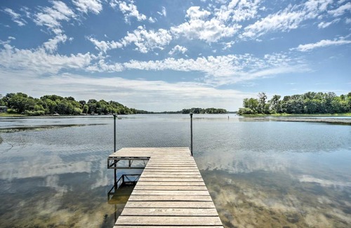 Lindstrom Casa | Cottage with Deck Situated on South Center Lake