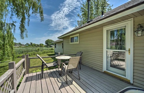 Lindstrom Casa | Cottage with Deck Situated on South Center Lake