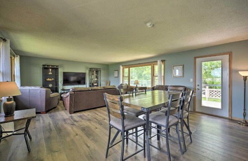 Lindstrom Casa | Cottage with Deck Situated on South Center Lake