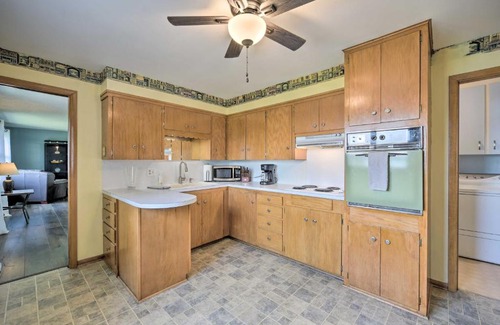 Lindstrom Casa | Cottage with Deck Situated on South Center Lake