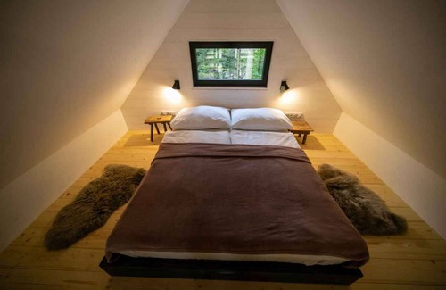 Dolni Mesto Cabaña | Cottage with fireplace and outdoor fireplace with grill