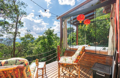 Tres Coroas Chalet De Esquí | Cottage with Hot Tub Near Buddhist Temple