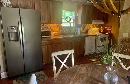Gilbert Cabaña | Cottage with pool a unique property close to wedding venues and Lake Murray