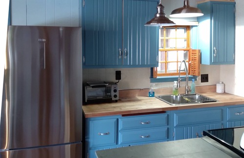 Meredith Cabaña | Cottage with tennis, basketball, beach access, fireplace & firepit