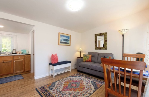 Arcata Casa | Cottagecore charm beside the redwoods—steps to trails, minutes to beaches and downtown Arcata.