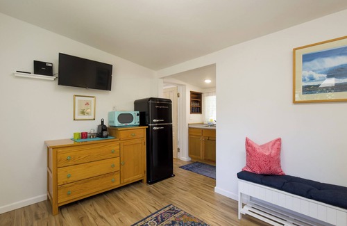 Arcata Casa | Cottagecore charm beside the redwoods—steps to trails, minutes to beaches and downtown Arcata.