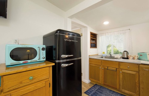 Arcata Casa | Cottagecore charm beside the redwoods—steps to trails, minutes to beaches and downtown Arcata.
