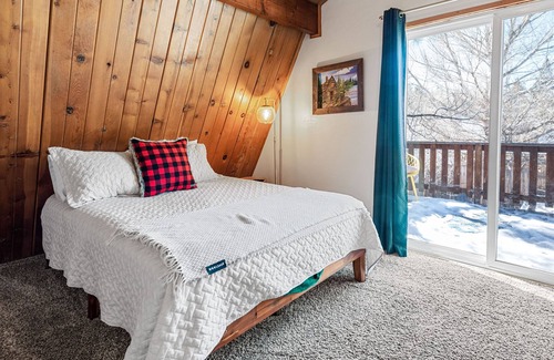 Peter Pan Cabina | CottonTail Cottage - This cabin has tons of Big Bear Charm and is a perfect mountain getaway!