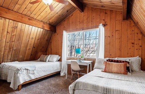 Peter Pan Cabina | CottonTail Cottage - This cabin has tons of Big Bear Charm and is a perfect mountain getaway!