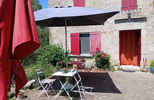 Saint-Christophe-dʼAllier Casa | Country House 'Nature Bien-être' with Mountain View, Shared Terrace and Private Garden