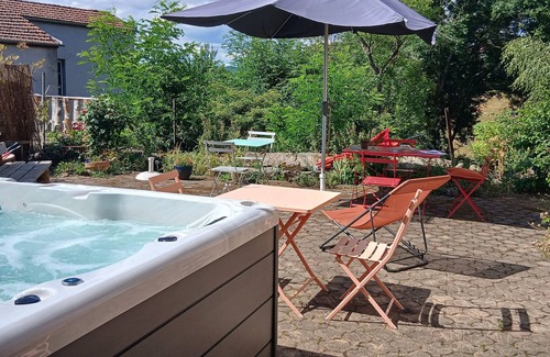 Saint-Christophe-dʼAllier Casa | Country House 'Nature Bien-être' with Mountain View, Shared Terrace and Private Garden