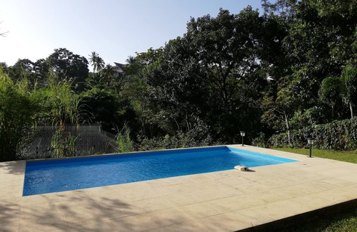 Petit-Bourg Casa | Tranquilo bungalow campestre con piscina