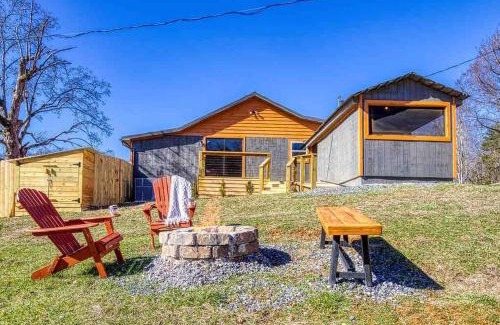 Kodak Casa | Country Cabin, Fenced area for pets, Hot Tub, Arcade!