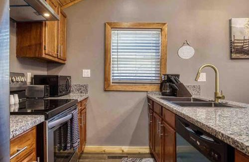 Kodak Casa | Country Cabin, Fenced area for pets, Hot Tub, Arcade!