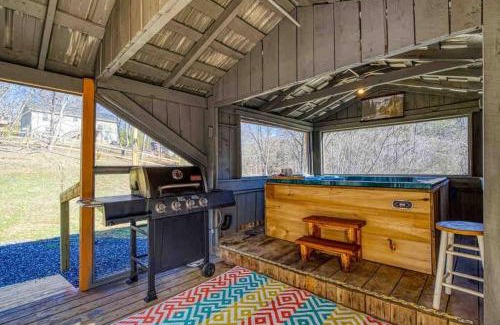Kodak Casa | Country Cabin, Fenced area for pets, Hot Tub, Arcade!