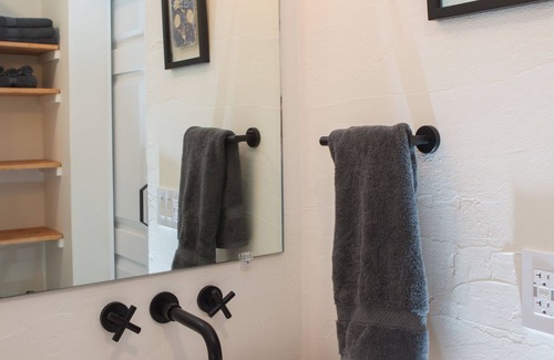 Petaluma Cabaña | Country Casita Cottage with 2 Person Soaking Tub