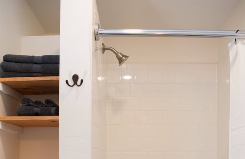 Petaluma Cabaña | Country Casita Cottage with 2 Person Soaking Tub