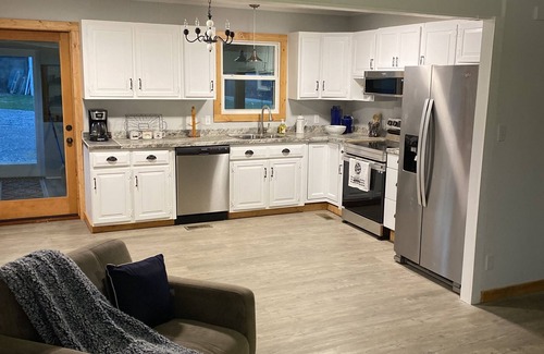 Estill Springs Casa | Country Charmer near lake new hot tub handicap accessible Extended stay