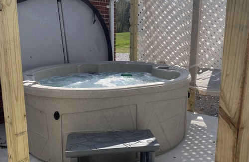 Estill Springs Casa | Country Charmer near lake new hot tub handicap accessible Extended stay
