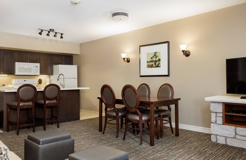 Oro-Medonte Apartamento | Country Club Suite: King Bed, Jet-Tub, Pool, Gym