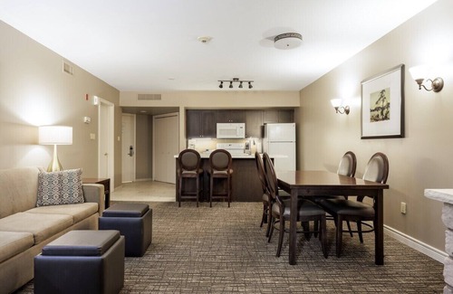 Oro-Medonte Apartamento | Country Club Suite: King Bed, Jet-Tub, Pool, Gym