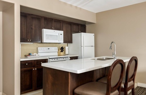 Oro-Medonte Apartamento | Country Club Suite: King Bed, Jet-Tub, Pool, Gym