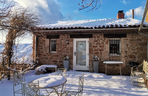 Vernet-la-Varenne Cabaña | Country cottage near a lake