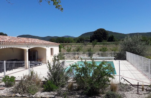 Portes-en-Valdaine Cabaña | Cómoda casa rural de cuatro habitaciones en Drôme provençale cuatro estrellas **** con piscina