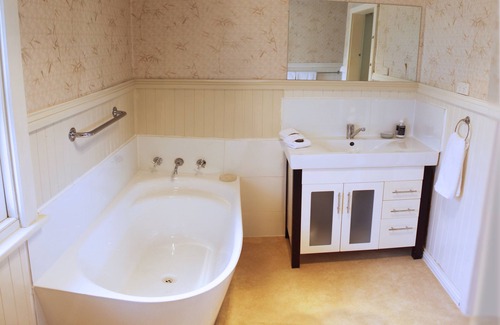 Port Huon Casa | Country Cottage Accommodation overlooking Huon River