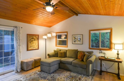 Brookings Cabaña | ‘Country Cottage’ - 3 Mi to Beach + Hiking!