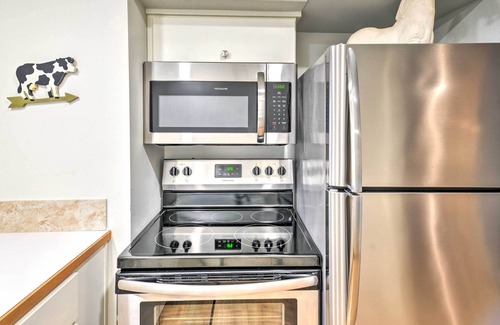 Brookings Cabaña | ‘Country Cottage’ - 3 Mi to Beach + Hiking!
